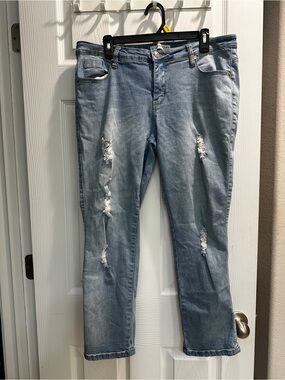 Women’s Light Wash Distressed Ankle Jeans